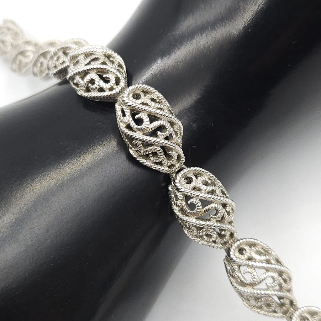 Braccialetto firmato Trifari realizzato verso il 1960 in lega Trifanium color argento con lavorazione a cordoncino - VINTAGE AMORE MIO Braccialetto firmato Trifari realizzato verso il 1960 in lega Trifanium color argento con lavorazione a cordoncino - VINTAGE AMORE MIO
