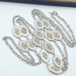 Collana Trifari primi anni '60, lunga 138 cm, quindi si possono fare anche tre giri, realizzata in lega Trifanium color argento satinato con decori lucidi - VINTAGE AMORE MIO Collana Trifari primi anni '60, lunga 138 cm, quindi si possono fare anche tre giri, realizzata in lega Trifanium color argento satinato con decori lucidi - VINTAGE AMORE MIO