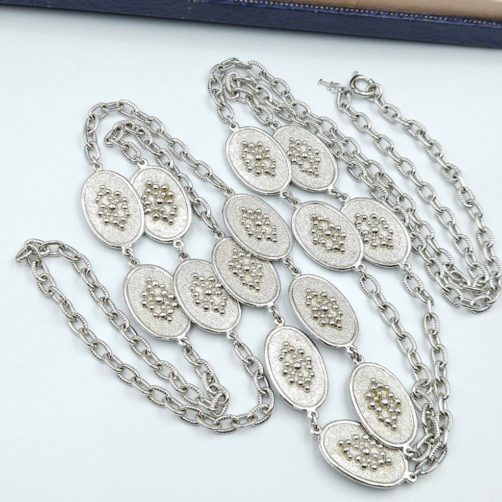 Collana Trifari primi anni '60, lunga 138 cm, quindi si possono fare anche tre giri, realizzata in lega Trifanium color argento satinato con decori lucidi - VINTAGE AMORE MIO Collana Trifari primi anni '60, lunga 138 cm, quindi si possono fare anche tre giri, realizzata in lega Trifanium color argento satinato con decori lucidi - VINTAGE AMORE MIO