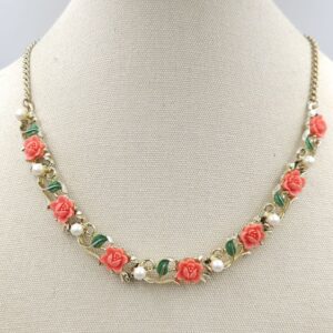 Full parure anni '50, composta da collana, braccialetto, spilla e orecchini a clip, in metallo color oro con decoro di roselline di lucite color corallo, smalto verde e perle - VINTAGE AMORE MIO