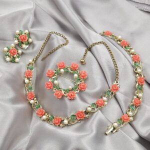 Full parure anni '50, composta da collana, braccialetto, spilla e orecchini a clip, in metallo color oro con decoro di roselline di lucite color corallo, smalto verde e perle - VINTAGE AMORE MIO