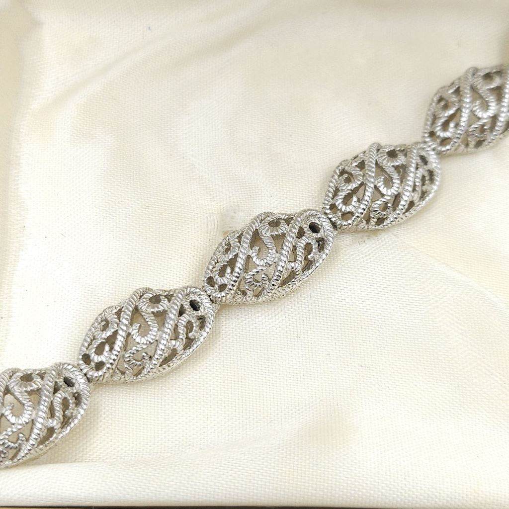 Braccialetto firmato Trifari realizzato verso il 1960 in lega Trifanium color argento con lavorazione a cordoncino - VINTAGE AMORE MIO Braccialetto firmato Trifari realizzato verso il 1960 in lega Trifanium color argento con lavorazione a cordoncino - VINTAGE AMORE MIO