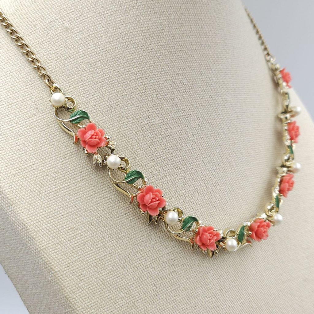 Full parure anni '50, composta da collana, braccialetto, spilla e orecchini a clip, in metallo color oro con decoro di roselline di lucite color corallo, smalto verde e perle - VINTAGE AMORE MIO