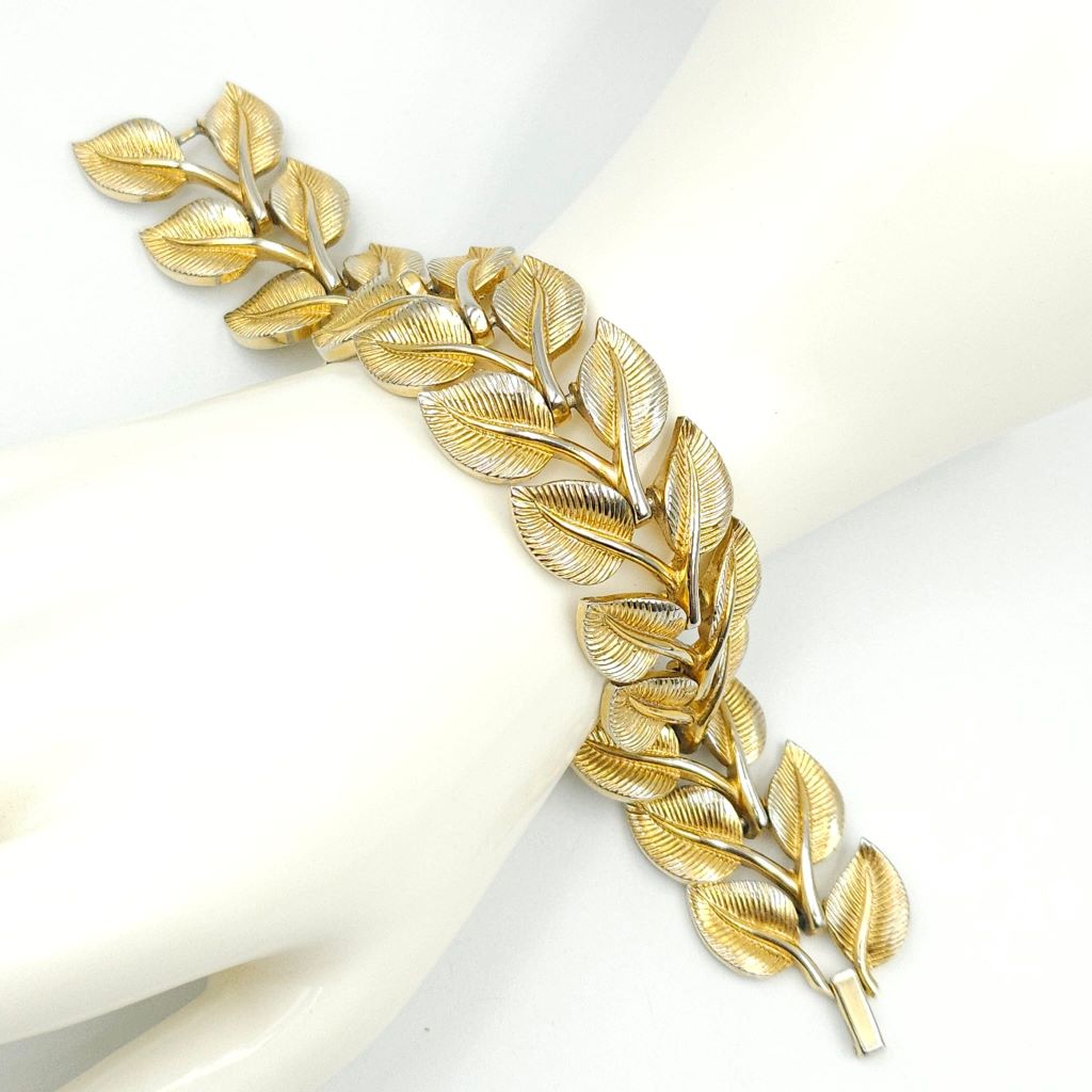 Bracciale Trifari anni '50, con decoro botanico, realizzato in lega Trifanium color oro con lavorazione a bacchette e dettagli lucidi - VINTAGE AMORE MIO