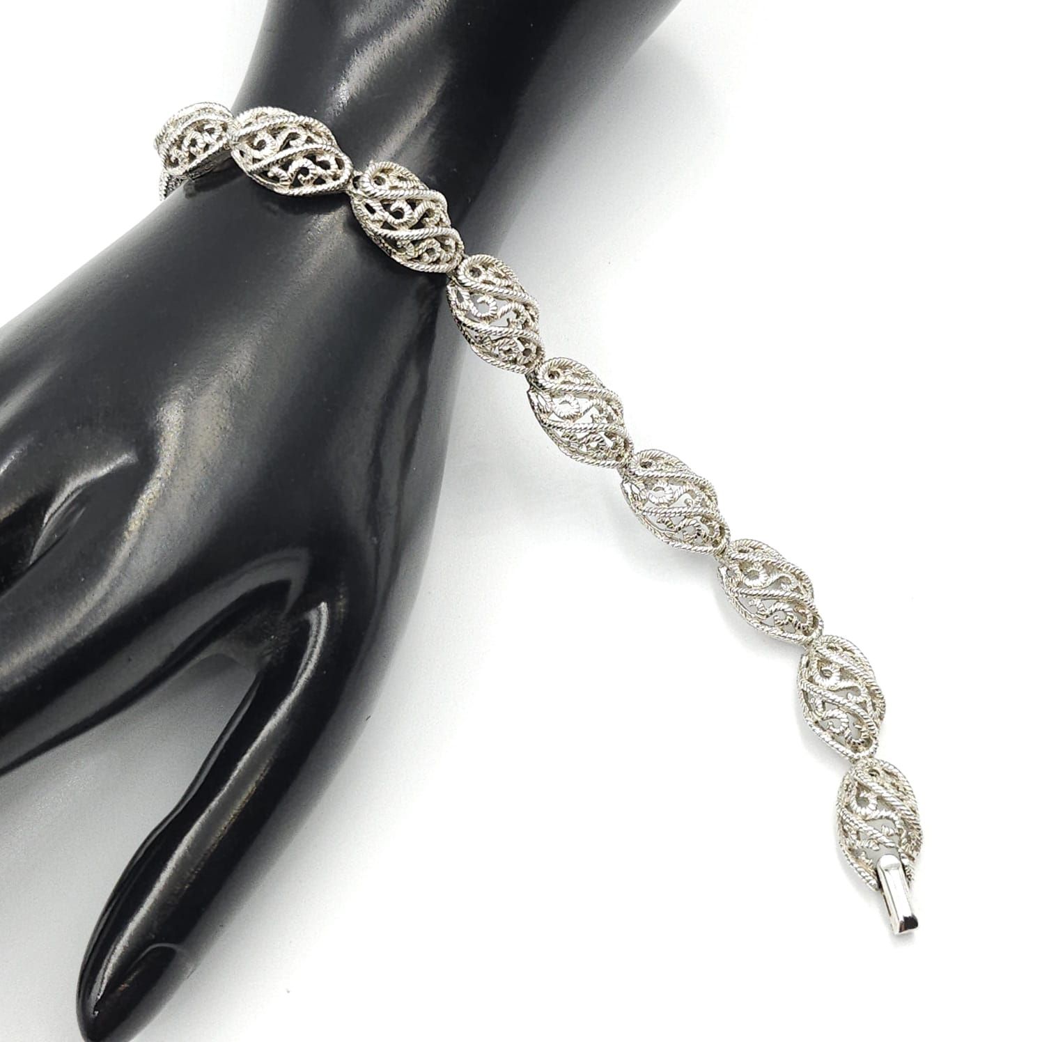 Braccialetto firmato Trifari realizzato verso il 1960 in lega Trifanium color argento con lavorazione a cordoncino - VINTAGE AMORE MIO Braccialetto firmato Trifari realizzato verso il 1960 in lega Trifanium color argento con lavorazione a cordoncino - VINTAGE AMORE MIO