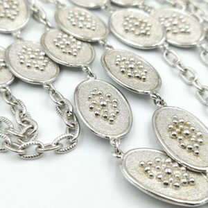 Collana Trifari primi anni '60, lunga 138 cm, quindi si possono fare anche tre giri, realizzata in lega Trifanium color argento satinato con decori lucidi - VINTAGE AMORE MIO Collana Trifari primi anni '60, lunga 138 cm, quindi si possono fare anche tre giri, realizzata in lega Trifanium color argento satinato con decori lucidi - VINTAGE AMORE MIO