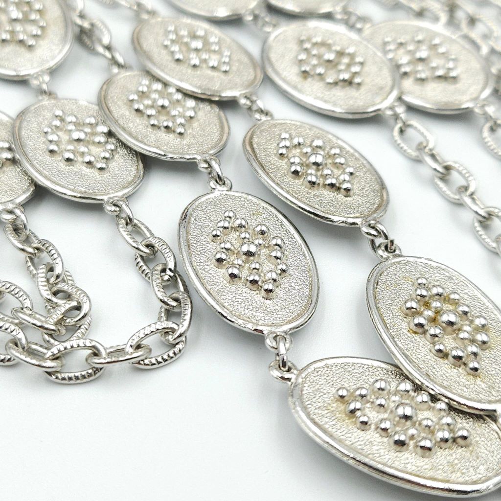 Collana Trifari primi anni '60, lunga 138 cm, quindi si possono fare anche tre giri, realizzata in lega Trifanium color argento satinato con decori lucidi - VINTAGE AMORE MIO Collana Trifari primi anni '60, lunga 138 cm, quindi si possono fare anche tre giri, realizzata in lega Trifanium color argento satinato con decori lucidi - VINTAGE AMORE MIO