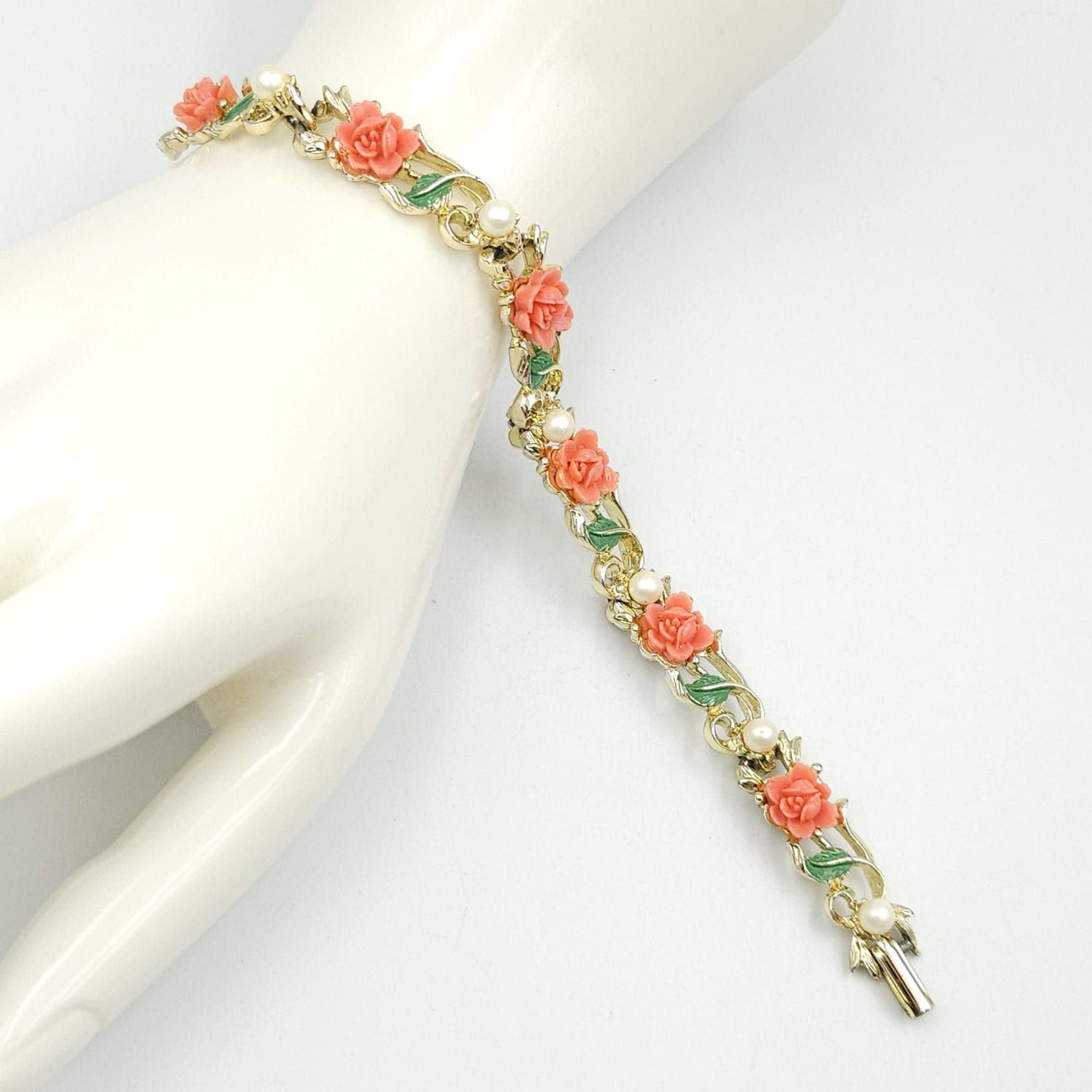 Full parure anni '50, composta da collana, braccialetto, spilla e orecchini a clip, in metallo color oro con decoro di roselline di lucite color corallo, smalto verde e perle - VINTAGE AMORE MIO