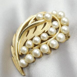 Spilla Trifari risalente al 1960 circa, decoro botanico, realizzata in lega Trifanium color oro satinato con particolari lucidi e perle - VINTAGE AMORE MIO