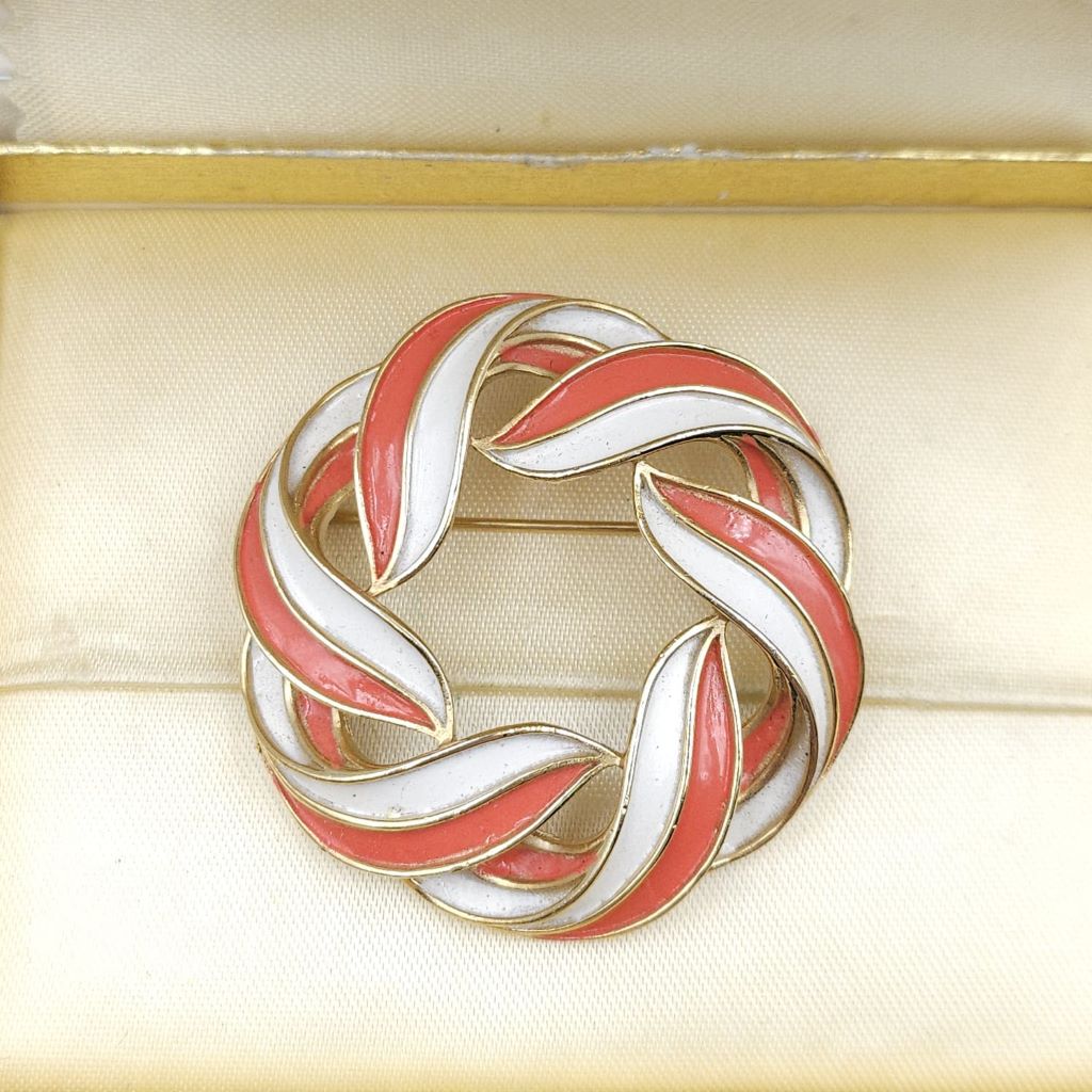Spilla Trifari della fine degli anni '50, a forma di ghirlanda, realizzata in lega Trifanium color oro con smalto bicolore - VINTAGE AMORE MIO