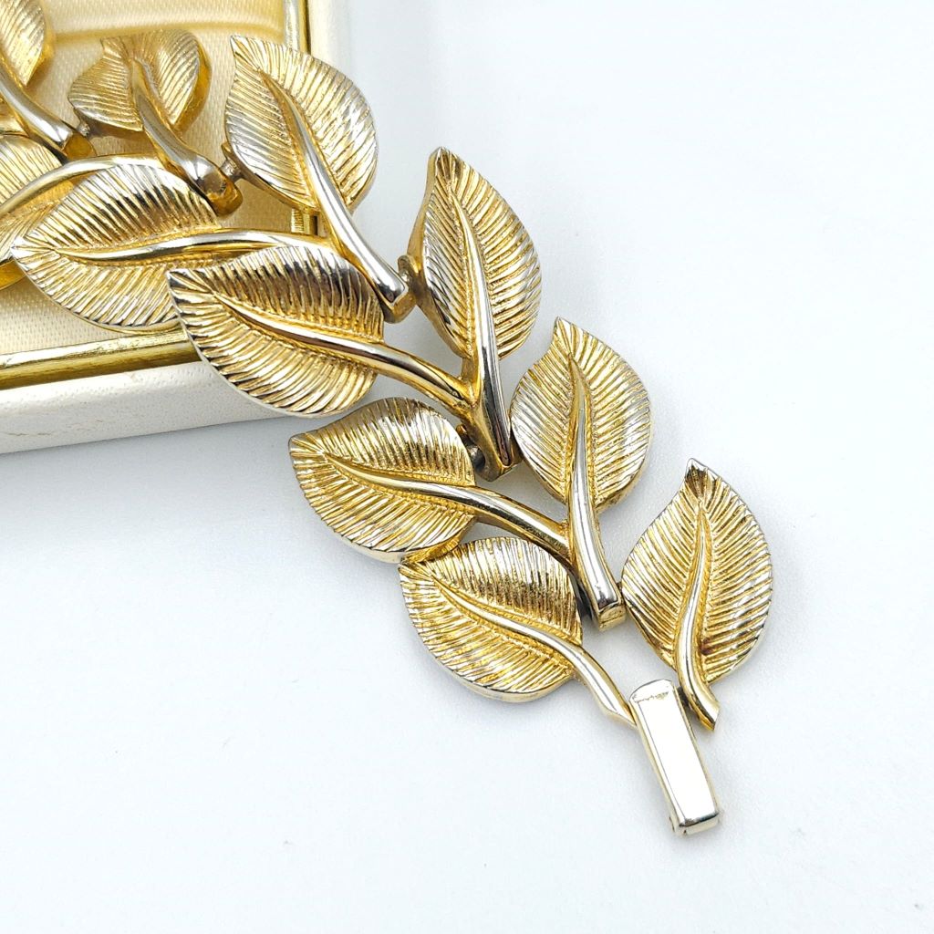 Bracciale Trifari anni '50, con decoro botanico, realizzato in lega Trifanium color oro con lavorazione a bacchette e dettagli lucidi - VINTAGE AMORE MIO