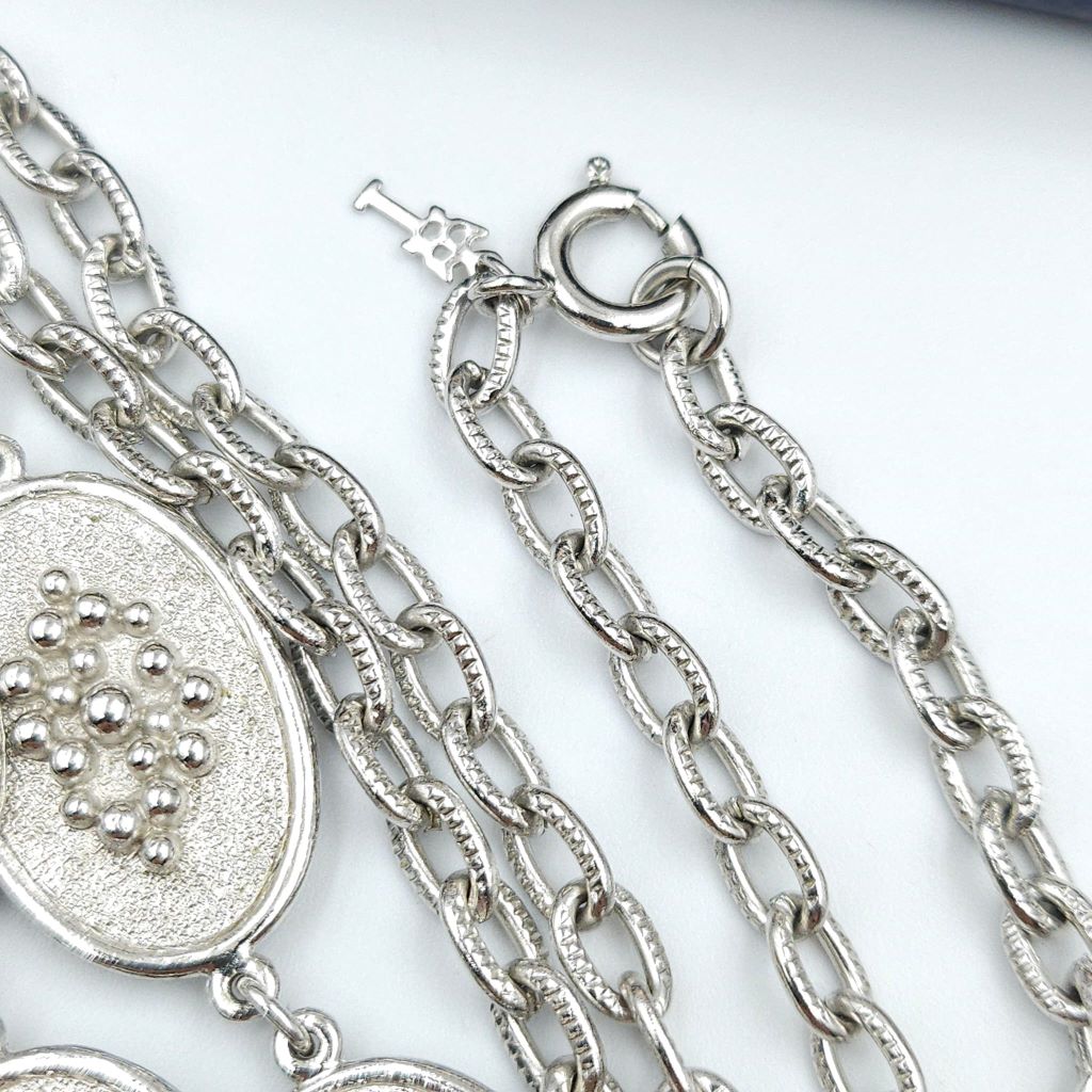 Collana Trifari primi anni '60, lunga 138 cm, quindi si possono fare anche tre giri, realizzata in lega Trifanium color argento satinato con decori lucidi - VINTAGE AMORE MIO Collana Trifari primi anni '60, lunga 138 cm, quindi si possono fare anche tre giri, realizzata in lega Trifanium color argento satinato con decori lucidi - VINTAGE AMORE MIO