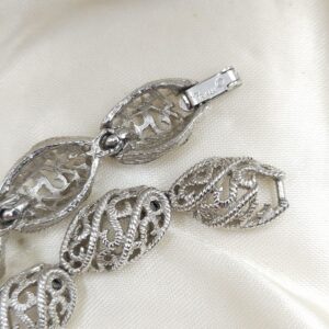 Braccialetto firmato Trifari realizzato verso il 1960 in lega Trifanium color argento con lavorazione a cordoncino - VINTAGE AMORE MIO Braccialetto firmato Trifari realizzato verso il 1960 in lega Trifanium color argento con lavorazione a cordoncino - VINTAGE AMORE MIO