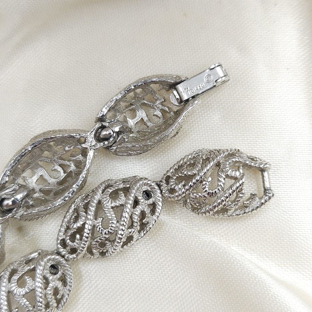 Braccialetto firmato Trifari realizzato verso il 1960 in lega Trifanium color argento con lavorazione a cordoncino - VINTAGE AMORE MIO Braccialetto firmato Trifari realizzato verso il 1960 in lega Trifanium color argento con lavorazione a cordoncino - VINTAGE AMORE MIO