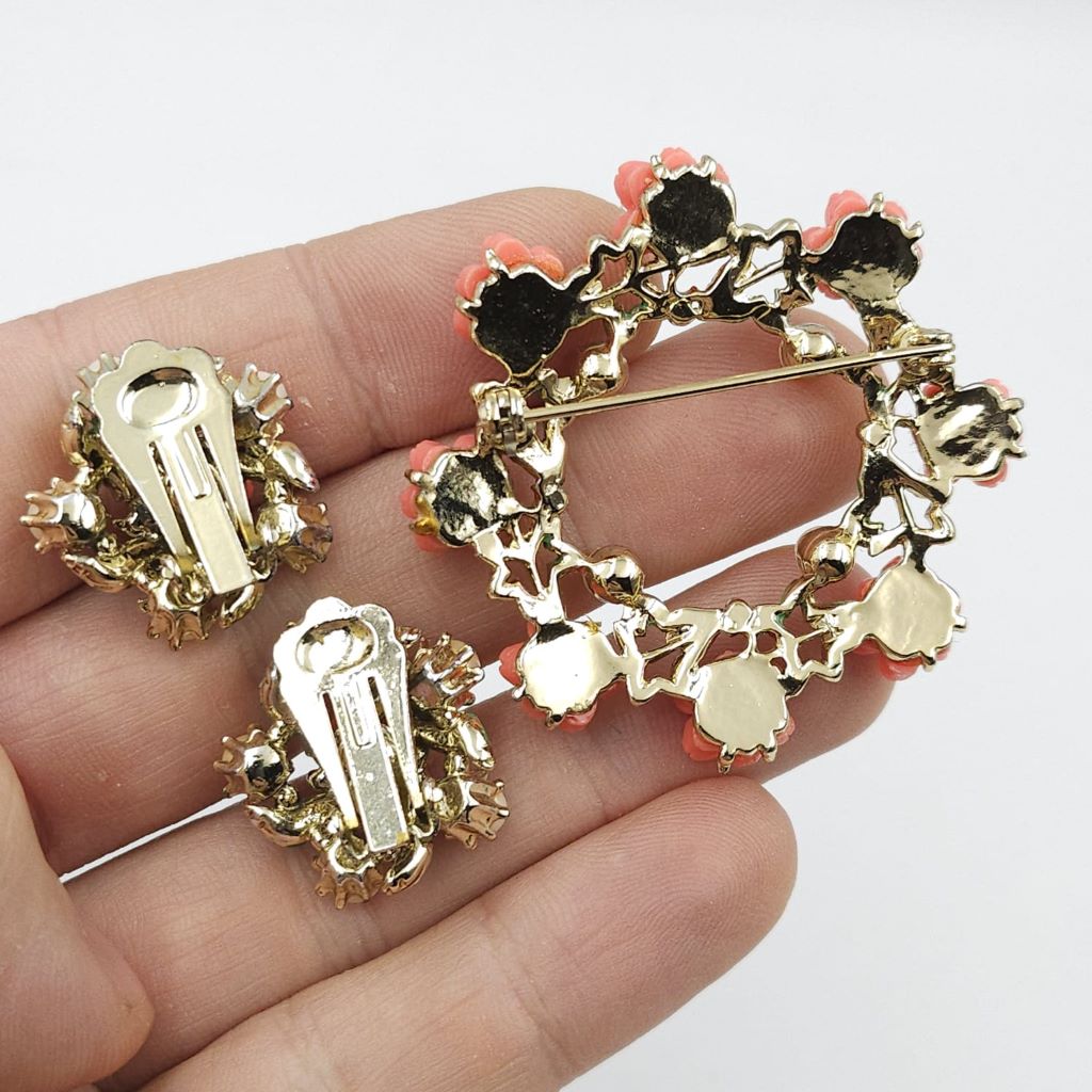 Full parure anni '50, composta da collana, braccialetto, spilla e orecchini a clip, in metallo color oro con decoro di roselline di lucite color corallo, smalto verde e perle - VINTAGE AMORE MIO