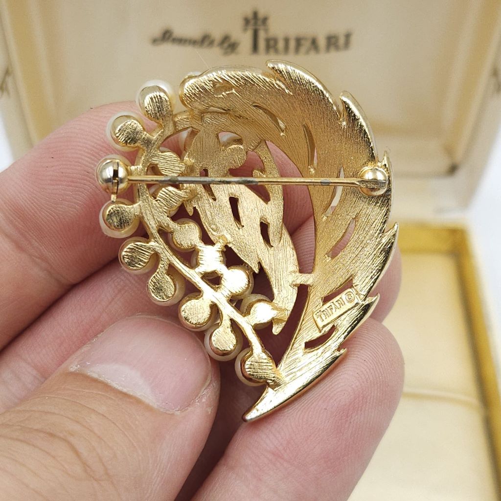 Spilla Trifari risalente al 1960 circa, decoro botanico, realizzata in lega Trifanium color oro satinato con particolari lucidi e perle - VINTAGE AMORE MIO