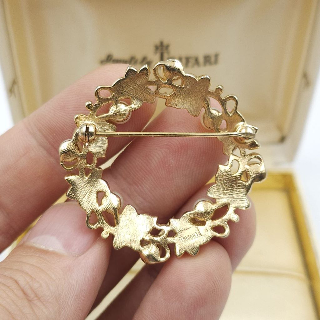 Spilla realizzata da Trifari intorno al 1960, a forma di ghirlanda, con squisite foglioline in lega Trifanium color oro satinato e perle, dettagli in lega Trifanium color oro lucido - VINTAGE AMORE MIO
