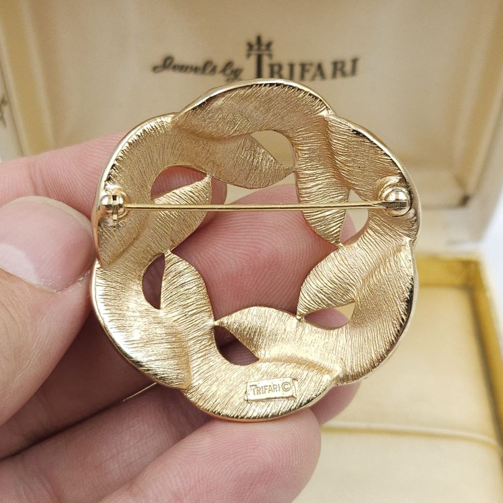 Spilla Trifari della fine degli anni '50, a forma di ghirlanda, realizzata in lega Trifanium color oro con smalto bicolore - VINTAGE AMORE MIO