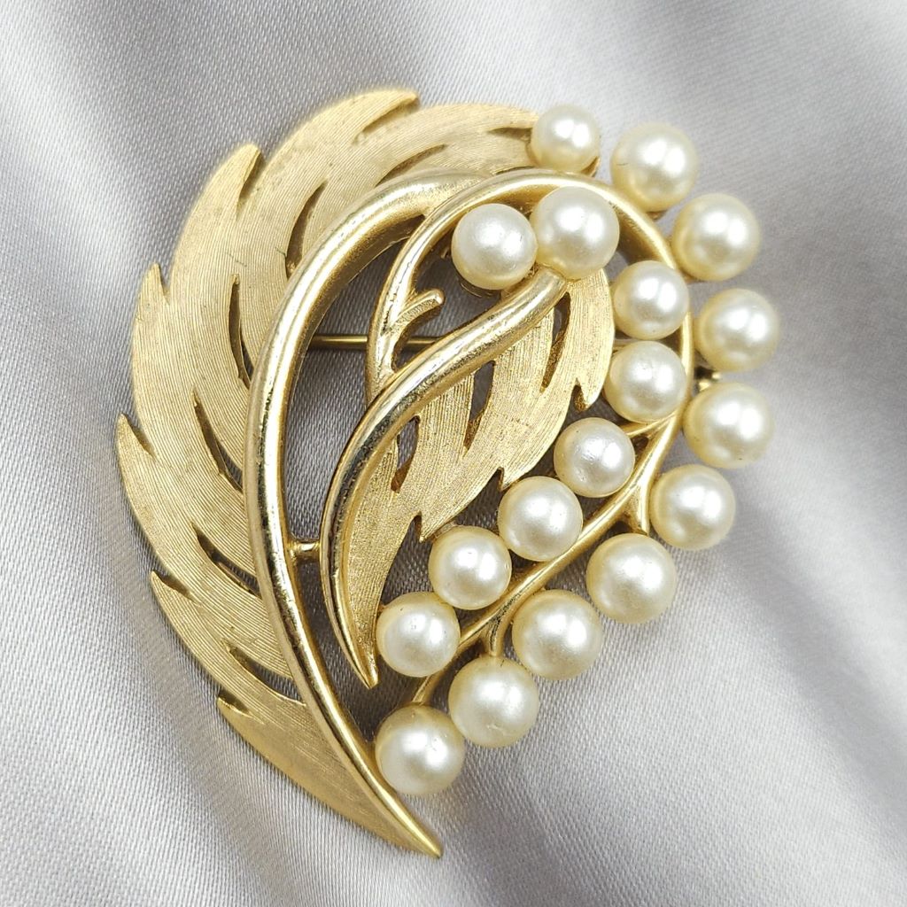 Spilla Trifari risalente al 1960 circa, decoro botanico, realizzata in lega Trifanium color oro satinato con particolari lucidi e perle - VINTAGE AMORE MIO