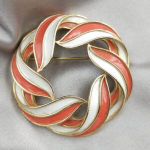 Spilla Trifari della fine degli anni '50, a forma di ghirlanda, realizzata in lega Trifanium color oro con smalto bicolore - VINTAGE AMORE MIO