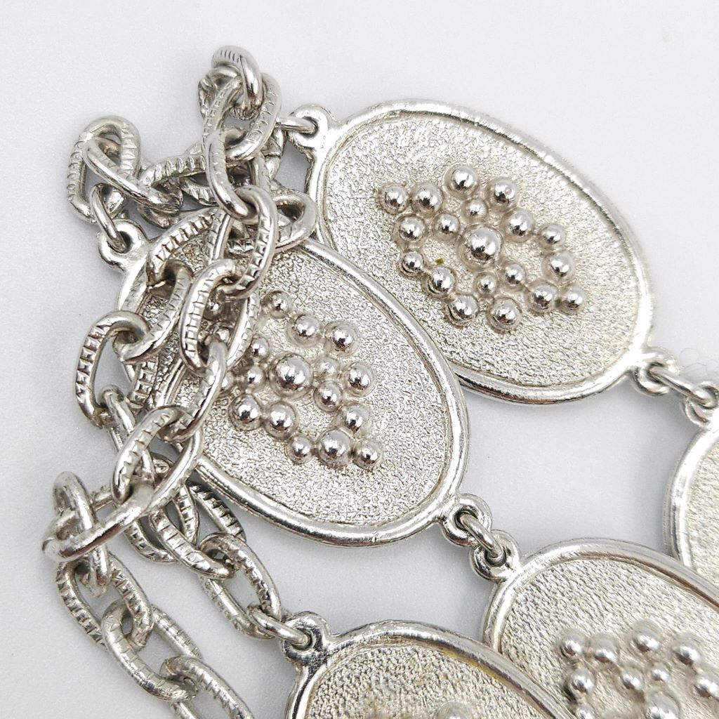 Collana Trifari primi anni '60, lunga 138 cm, quindi si possono fare anche tre giri, realizzata in lega Trifanium color argento satinato con decori lucidi - VINTAGE AMORE MIO Collana Trifari primi anni '60, lunga 138 cm, quindi si possono fare anche tre giri, realizzata in lega Trifanium color argento satinato con decori lucidi - VINTAGE AMORE MIO