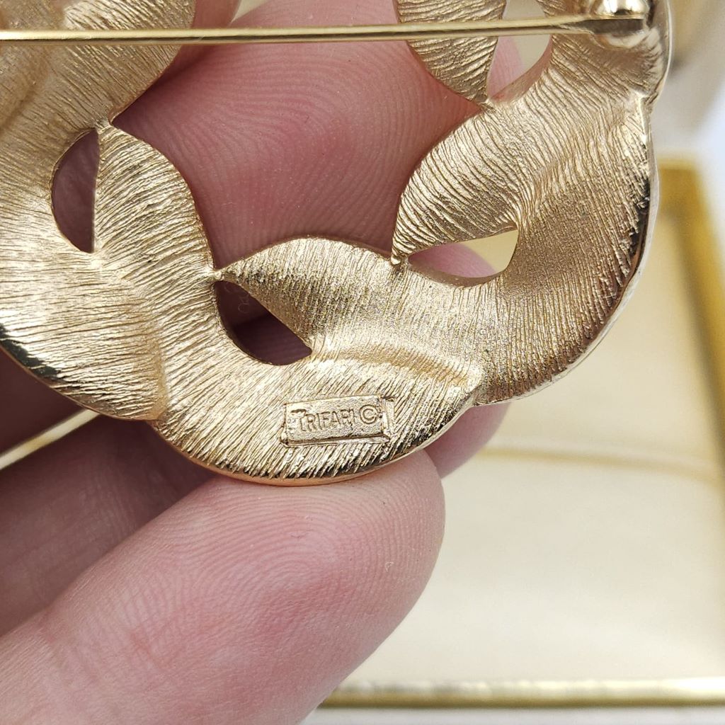 Spilla Trifari della fine degli anni '50, a forma di ghirlanda, realizzata in lega Trifanium color oro con smalto bicolore - VINTAGE AMORE MIO