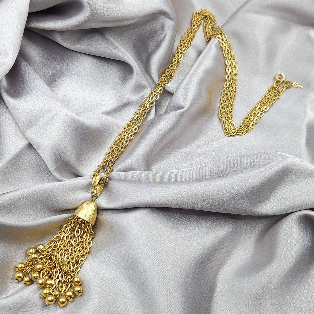 Collana Trifari della seconda metà degli anni '50, con doppia catena e pendente in lega Trifanium color oro satinato con grande nappa - VINTAGE AMORE MIO