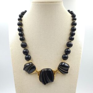 Collana vintage firmata Trifari, realizzata in lega Trifanium color oro con lucite nera, lunga 46 cm oltre la parte pendente - VINTAGE AMORE MIO