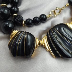 Collana vintage firmata Trifari, realizzata in lega Trifanium color oro con lucite nera, lunga 46 cm oltre la parte pendente - VINTAGE AMORE MIO Collana vintage firmata Trifari, realizzata in lega Trifanium color oro con lucite nera, lunga 46 cm oltre la parte pendente - VINTAGE AMORE MIO