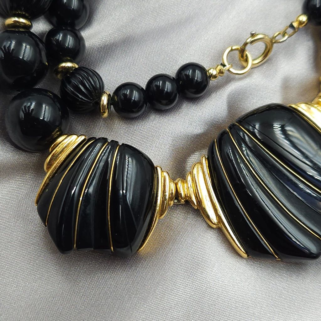 Collana vintage firmata Trifari, realizzata in lega Trifanium color oro con lucite nera, lunga 46 cm oltre la parte pendente - VINTAGE AMORE MIO Collana vintage firmata Trifari, realizzata in lega Trifanium color oro con lucite nera, lunga 46 cm oltre la parte pendente - VINTAGE AMORE MIO