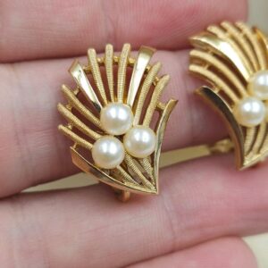 Orecchini Trifari a clip, risalenti al 1960 circa, realizzati in lega Trifanium color oro satinato e lucido con perle - VINTAGE AMORE MIO Orecchini Trifari a clip, risalenti al 1960 circa, realizzati in lega Trifanium color oro satinato e lucido con perle - VINTAGE AMORE MIO