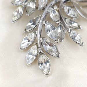 Spilla Trifari anni '50 a forma di raffinato fiocco in lega Trifanium color platino, con cristalli diamante taglio navette - VINTAGE AMORE MIO Spilla Trifari anni '50 a forma di raffinato fiocco in lega Trifanium color platino, con cristalli diamante taglio navette - VINTAGE AMORE MIO