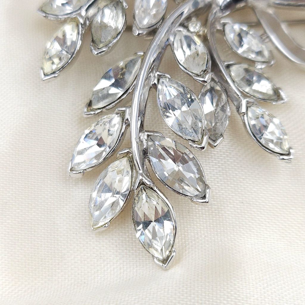 Spilla Trifari anni '50 a forma di raffinato fiocco in lega Trifanium color platino, con cristalli diamante taglio navette - VINTAGE AMORE MIO Spilla Trifari anni '50 a forma di raffinato fiocco in lega Trifanium color platino, con cristalli diamante taglio navette - VINTAGE AMORE MIO