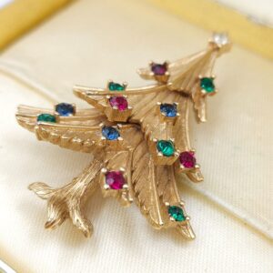 Spilla Trifari Christmas tree, realizzata verso il 1960 in lega Trifanium color oro satinato con cristalli multicolori - VINTAGE AMORE MIO