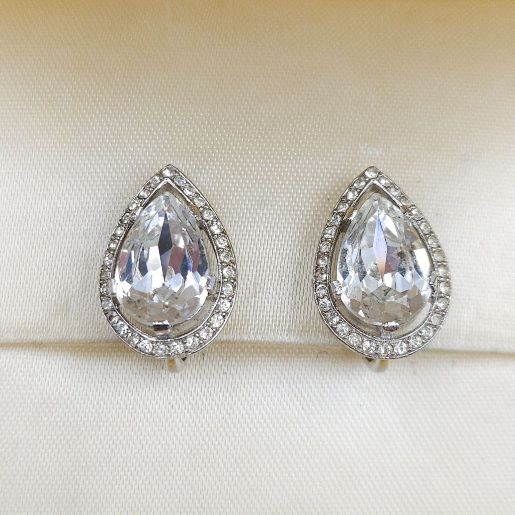 Orecchini a clip anni '50 firmati Trifari, realizzati in lega Trifanium color platino con cristalli centrali diamante a goccia e cristalli di contorno rotondi - VINTAGE AMORE MIO
