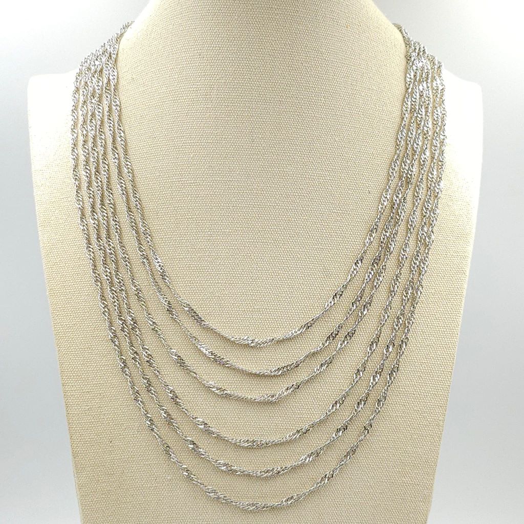Collana firmata Trifari risalente alla seconda metà degli anni '50, realizzata in lega Trifanium color argento, con sei catene a torchon di lunghezza gradata e chiusura di ispirazione decò - VINTAGE AMORE MIO Collana firmata Trifari risalente alla seconda metà degli anni '50, realizzata in lega Trifanium color argento, con sei catene a torchon di lunghezza gradata e chiusura di ispirazione decò - VINTAGE AMORE MIO