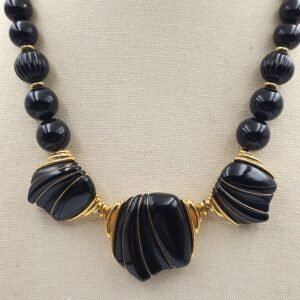 Collana vintage firmata Trifari, realizzata in lega Trifanium color oro con lucite nera, lunga 46 cm oltre la parte pendente - VINTAGE AMORE MIO Collana vintage firmata Trifari, realizzata in lega Trifanium color oro con lucite nera, lunga 46 cm oltre la parte pendente - VINTAGE AMORE MIO