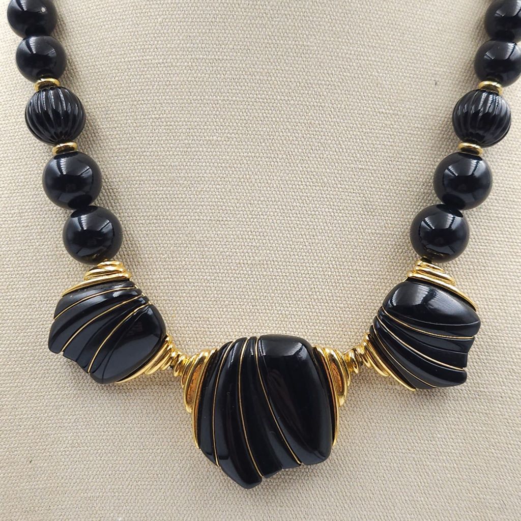 Collana vintage firmata Trifari, realizzata in lega Trifanium color oro con lucite nera, lunga 46 cm oltre la parte pendente - VINTAGE AMORE MIO Collana vintage firmata Trifari, realizzata in lega Trifanium color oro con lucite nera, lunga 46 cm oltre la parte pendente - VINTAGE AMORE MIO