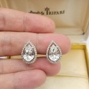 Orecchini a clip anni '50 firmati Trifari, realizzati in lega Trifanium color platino con cristalli centrali diamante a goccia e cristalli di contorno rotondi - VINTAGE AMORE MIO