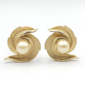 Orecchini a clip Trifari risalenti al 1960 circa, realizzati in lega Trifanium color oro satinato con piccoli dettagli lucidi con perla centrale - VINTAGE AMORE MIO Orecchini a clip Trifari risalenti al 1960 circa, realizzati in lega Trifanium color oro satinato con piccoli dettagli lucidi con perla centrale - VINTAGE AMORE MIO