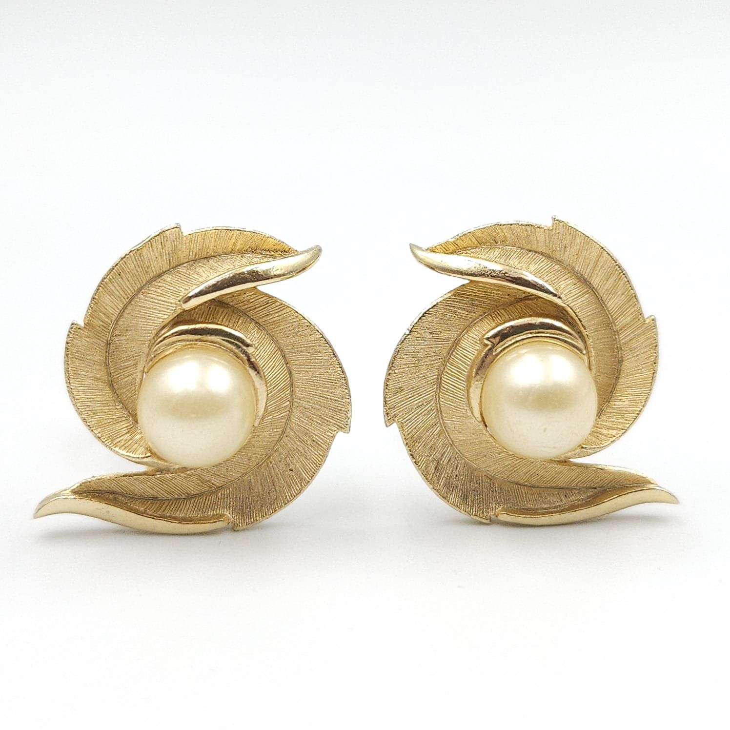 Orecchini a clip Trifari risalenti al 1960 circa, realizzati in lega Trifanium color oro satinato con piccoli dettagli lucidi con perla centrale - VINTAGE AMORE MIO Orecchini a clip Trifari risalenti al 1960 circa, realizzati in lega Trifanium color oro satinato con piccoli dettagli lucidi con perla centrale - VINTAGE AMORE MIO