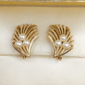 Orecchini Trifari a clip, risalenti al 1960 circa, realizzati in lega Trifanium color oro satinato e lucido con perle - VINTAGE AMORE MIO Orecchini Trifari a clip, risalenti al 1960 circa, realizzati in lega Trifanium color oro satinato e lucido con perle - VINTAGE AMORE MIO