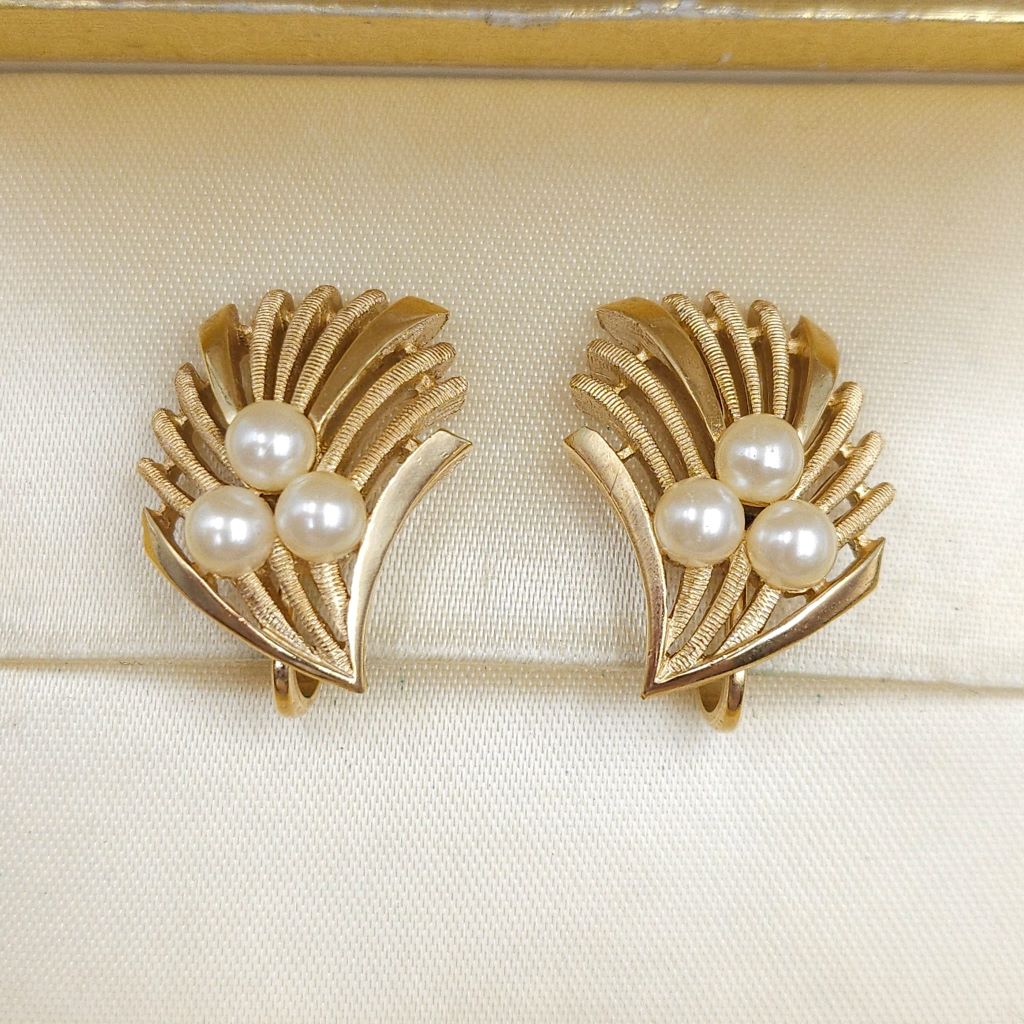 Orecchini Trifari a clip, risalenti al 1960 circa, realizzati in lega Trifanium color oro satinato e lucido con perle - VINTAGE AMORE MIO Orecchini Trifari a clip, risalenti al 1960 circa, realizzati in lega Trifanium color oro satinato e lucido con perle - VINTAGE AMORE MIO