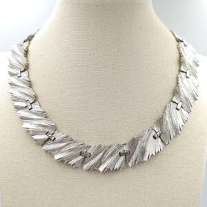 Parure Trifari fine anni '50, composta da collana e bracciale, in lega Trifanium color argento con lavorazione a corteccia di albero - VINTAGE AMORE MIO Parure Trifari fine anni '50, composta da collana e bracciale, in lega Trifanium color argento con lavorazione a corteccia di albero - VINTAGE AMORE MIO