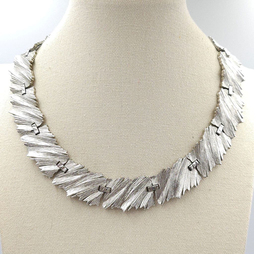 Parure Trifari fine anni '50, composta da collana e bracciale, in lega Trifanium color argento con lavorazione a corteccia di albero - VINTAGE AMORE MIO Parure Trifari fine anni '50, composta da collana e bracciale, in lega Trifanium color argento con lavorazione a corteccia di albero - VINTAGE AMORE MIO