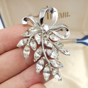 Spilla Trifari anni '50 a forma di raffinato fiocco in lega Trifanium color platino, con cristalli diamante taglio navette - VINTAGE AMORE MIO