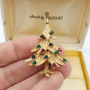 Spilla Trifari Christmas tree, realizzata verso il 1960 in lega Trifanium color oro satinato con cristalli multicolori - VINTAGE AMORE MIO