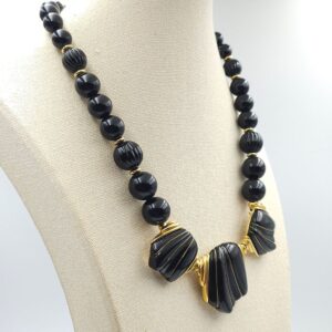 Collana vintage firmata Trifari, realizzata in lega Trifanium color oro con lucite nera, lunga 46 cm oltre la parte pendente - VINTAGE AMORE MIO Collana vintage firmata Trifari, realizzata in lega Trifanium color oro con lucite nera, lunga 46 cm oltre la parte pendente - VINTAGE AMORE MIO