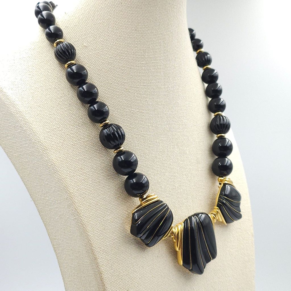 Collana vintage firmata Trifari, realizzata in lega Trifanium color oro con lucite nera, lunga 46 cm oltre la parte pendente - VINTAGE AMORE MIO Collana vintage firmata Trifari, realizzata in lega Trifanium color oro con lucite nera, lunga 46 cm oltre la parte pendente - VINTAGE AMORE MIO