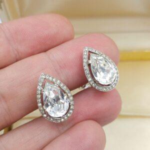 Orecchini a clip anni '50 firmati Trifari, realizzati in lega Trifanium color platino con cristalli centrali diamante a goccia e cristalli di contorno rotondi - VINTAGE AMORE MIO